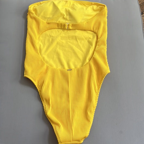 Hollister open back one piece swimsuit - Picture 5 of 6